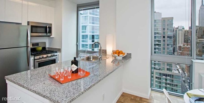 Foto del edificio - 505 W 37th St