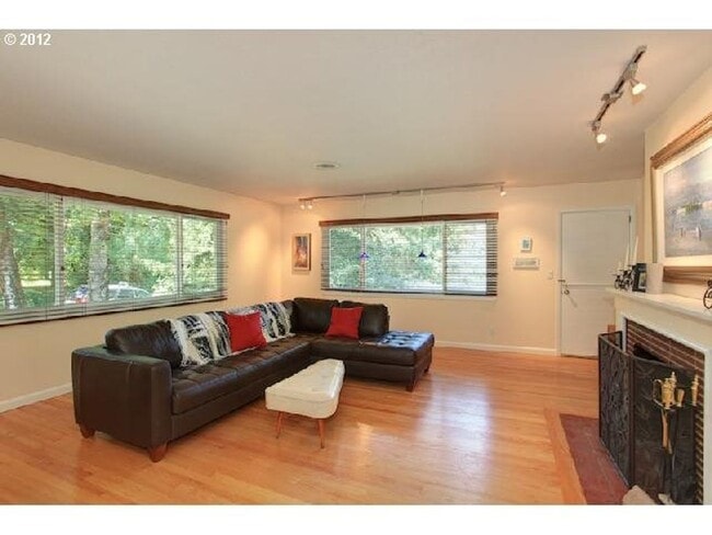 Building Photo - Lovely SW Portland home in RARE Location w...