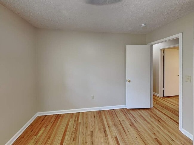 Foto del edificio - 5676 Crestwood Dr SW