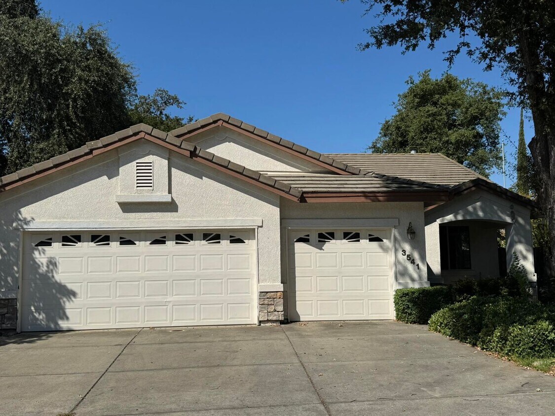 Foto principal - Home for Rent in Carmichael, CA