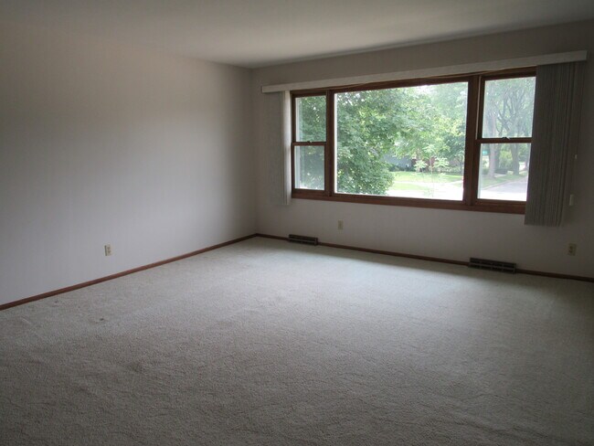 Building Photo - 15 Meadowlark Dr