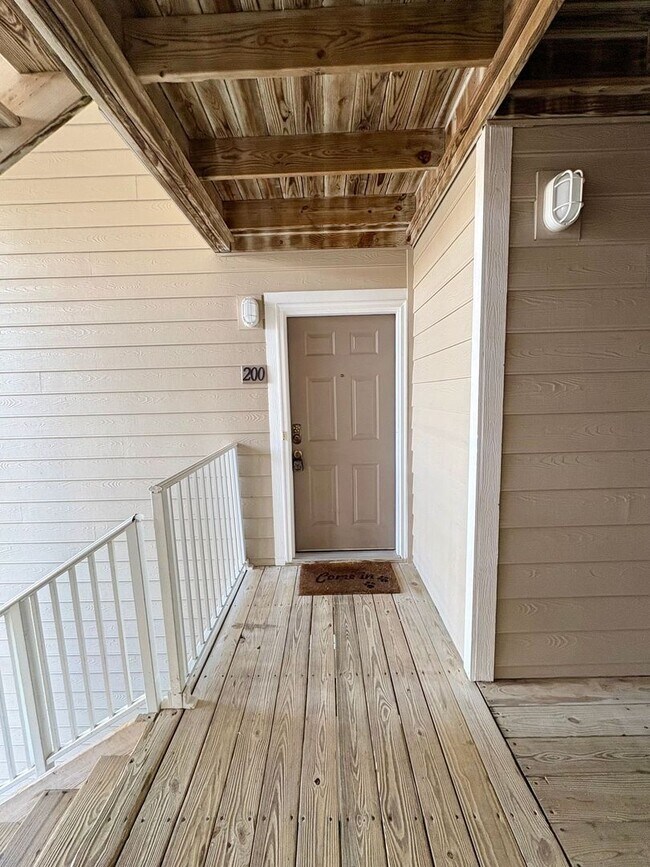 Building Photo - LARGE 2ND FLOOR CONDO