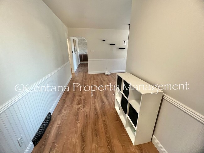 Building Photo - Large 2 bedroom house with an oversized ga...
