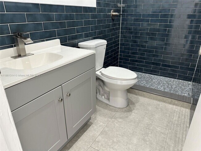 Foto del edificio - 17901 NW 68th Ave