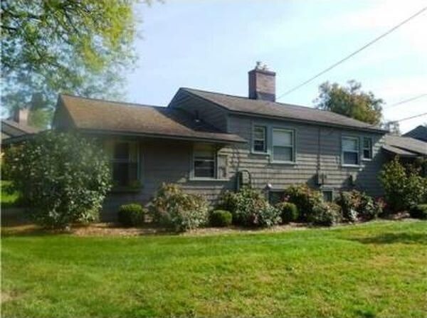 Rare end unit on the edge of Pittsfield Villa - 2381 Parkwood Ave