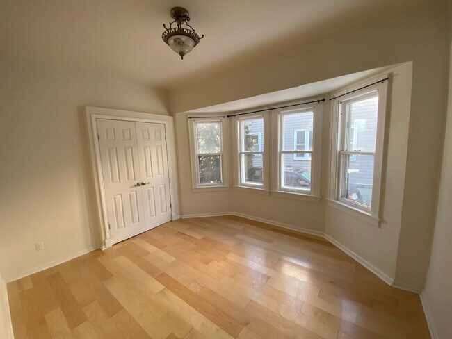 Foto del edificio - 2545 N Oakland Ave