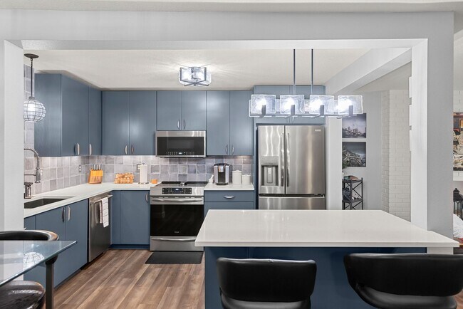 Foto del edificio - STYLISH 2 BED/2 BATHS LAKE OSWEGO CONDO