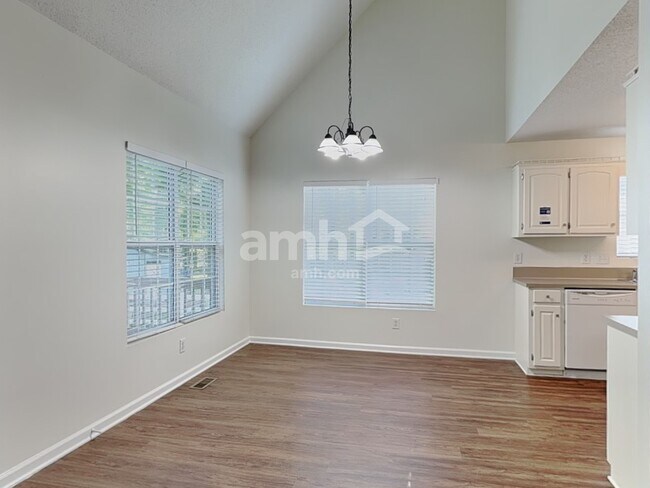 Building Photo - 419 Parallel Dr