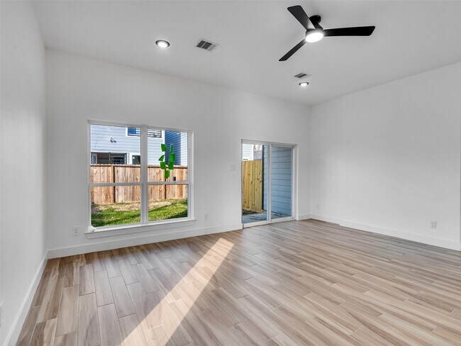 Foto del edificio - 4421 Reed Rd