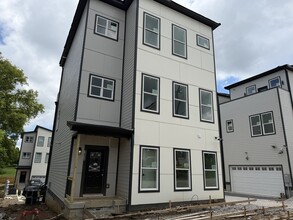 Building Photo - 102 Walker St