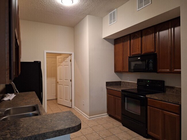 Foto del edificio - 7032 Deer Lodge Cir
