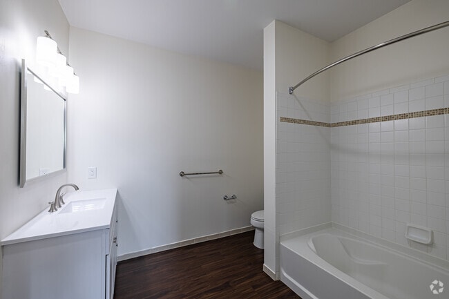 2BR, 2BA - 1,139SF - The Mosswood - Bathroom - The Highlands at Morris Plains