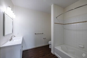 2BR, 2BA - 1,139SF - The Mosswood - Bathroom - The Highlands at Morris Plains