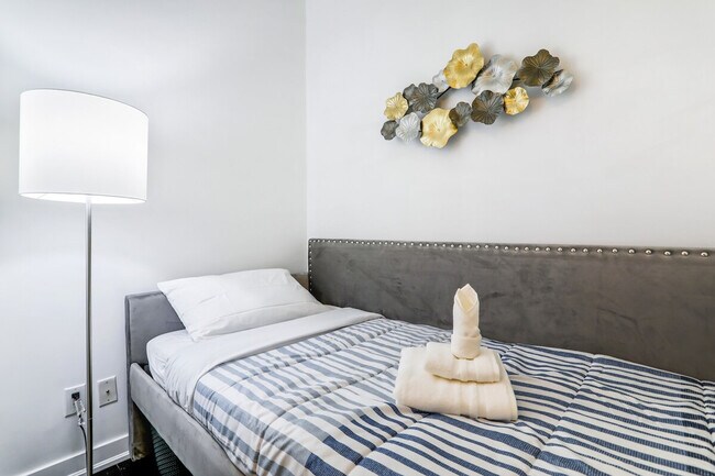 Building Photo - 150 Simcoe St