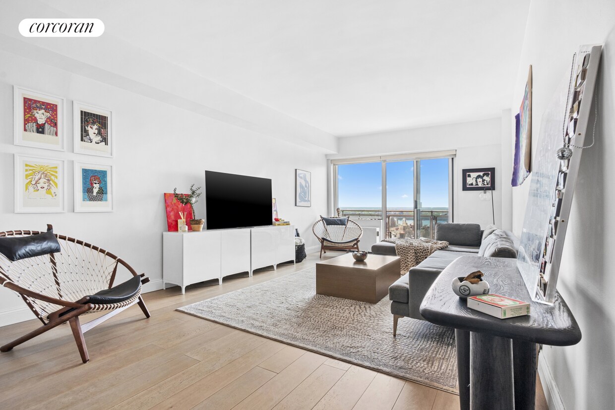 Foto principal - 60 E 8th St