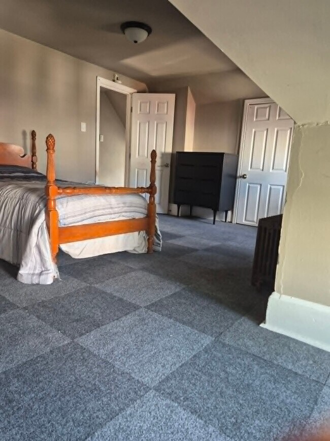 Building Photo - 869 Kenneth Ave