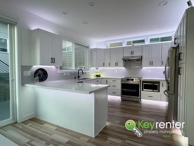 Building Photo - **Rent Special** Modern 3 Bedroom Seattle Home with Vaulted Ceilings