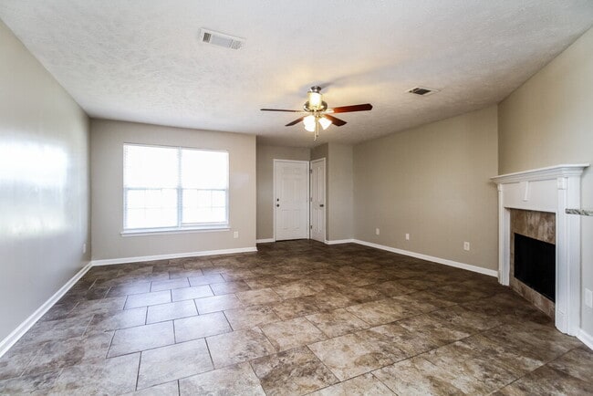 Building Photo - 176 Lyndhurst Dr