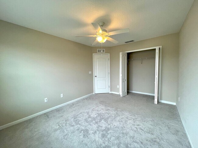 Building Photo - Beautiful end unit townhome with modern an...