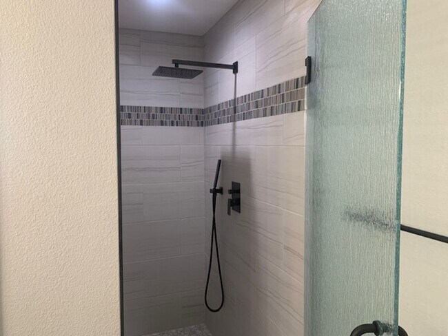 Building Photo - A BEAUTIFUL AND NEWLY REMODELED DOWNTOWN P...