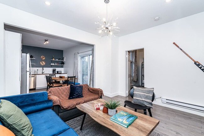 Building Photo - 4006 Rue Hochelaga