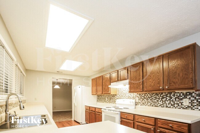 Building Photo - 16 Pondview Ct