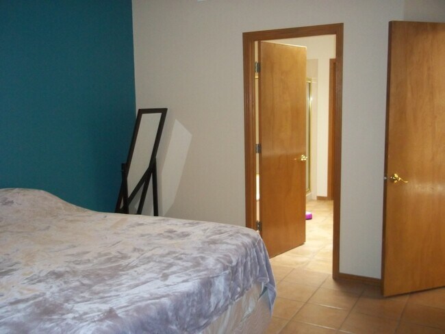 Foto del edificio - 2BR+1, 2BA, 2CG