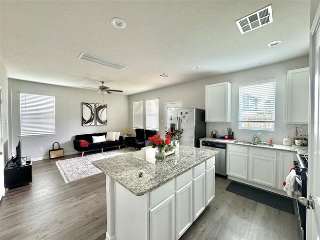 Building Photo - 24811 Landolfi Dr