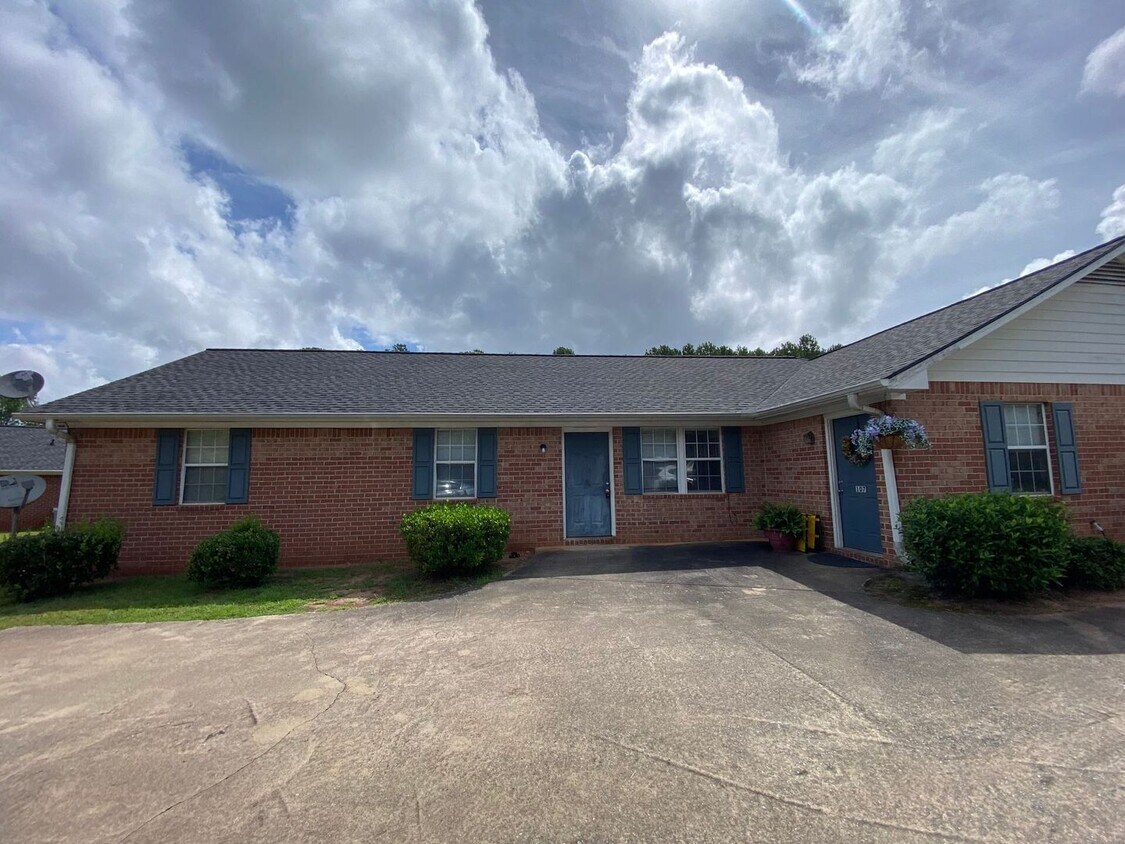 Foto principal - PRE-LEASING FOR AUGUST 2026!