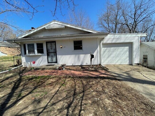 Foto del edificio - Adorable 2 Bedroom, 1 Bathroom, 1 Car Gara...