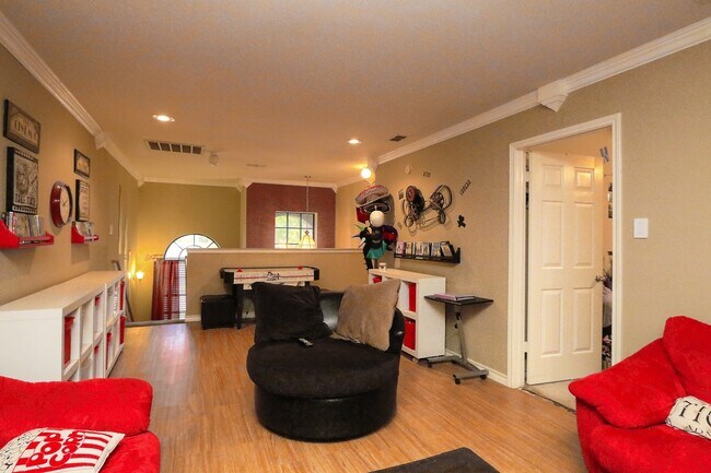 Foto del edificio - 7813 Kingshire Dr