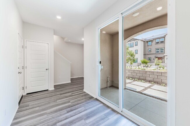 Foto del edificio - Brand-new must-see 3-bedroom townhome near...
