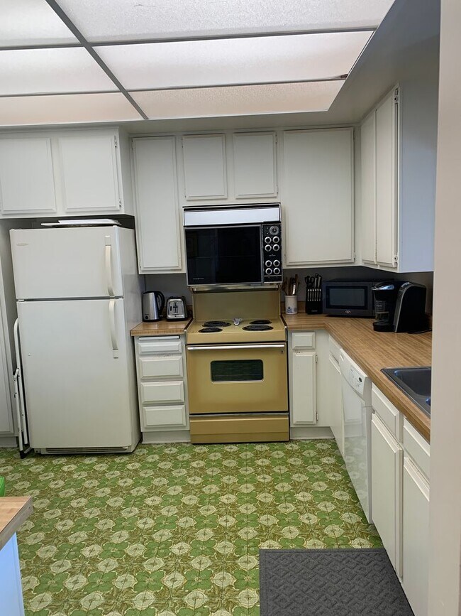 Foto del edificio - AT THE BEACH! 3 Bedroom + 2 Bathroom Condo...