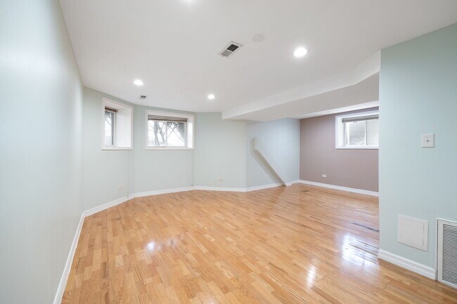Foto del edificio - 2637 N California Ave
