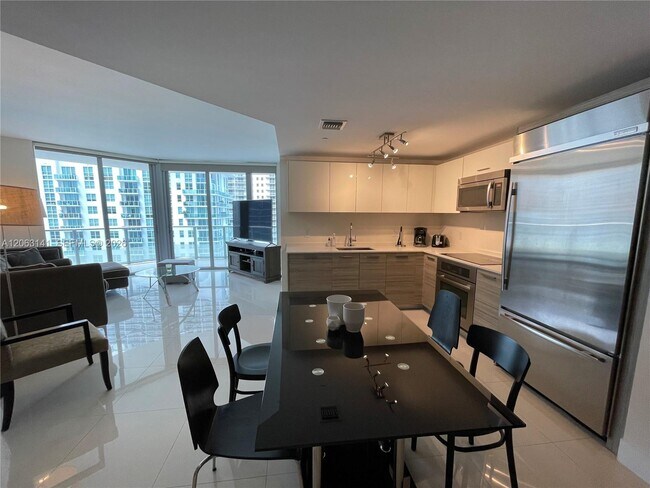 Foto del edificio - 1300 Brickell Bay Dr