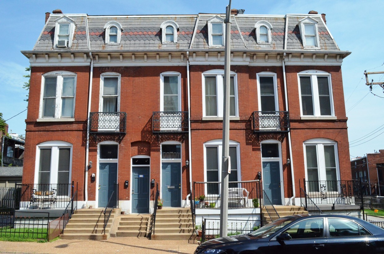Primary Photo - 715 Barton St
