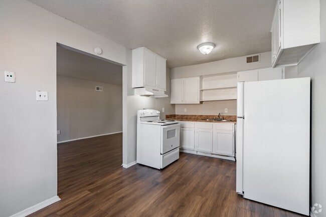 Townhouse 3BR, 2BA - 1100SF - Kitchen - Colonial Village Apartments
