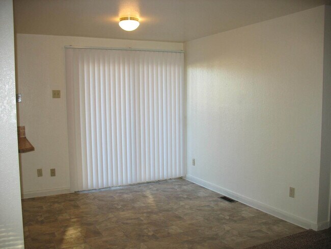 Foto del edificio - 3bed, 1.5bath, 1,050sq.ft. Single family home with garage