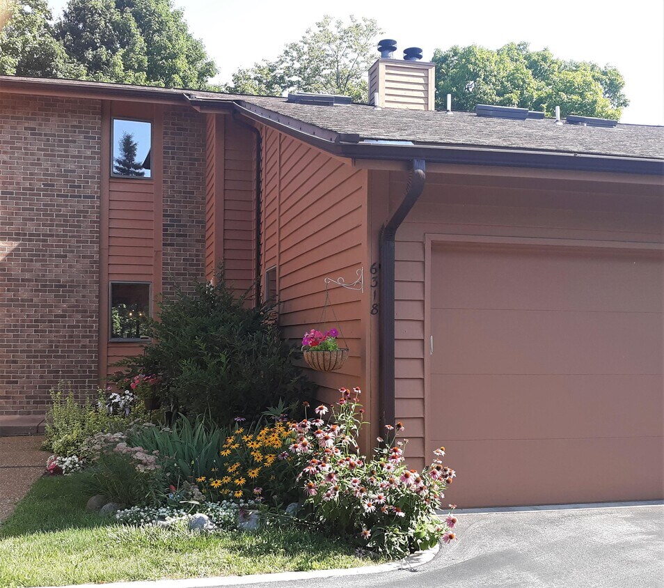 6318 Cedar St, Wauwatosa, WI 53213 Condo for Rent in Wauwatosa, WI