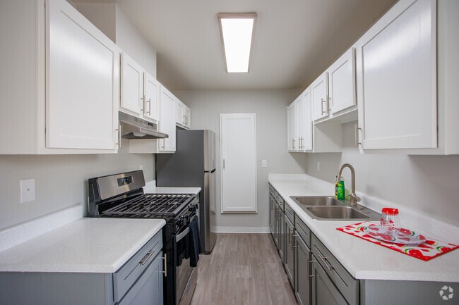 River Platinum - 782SF - Kitchen - Valley Apartments