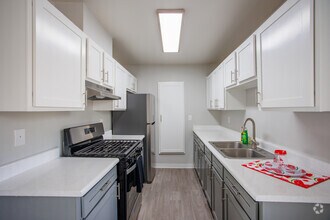 River Platinum - 782SF - Kitchen - Valley Apartments