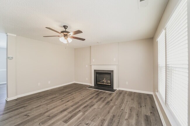 Foto del edificio - 2070 Chapel Creek Rd