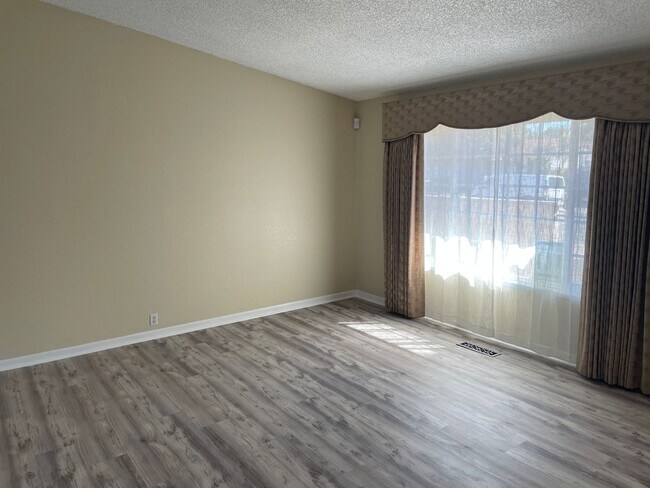 Building Photo - 4 Bedroom Home in Hayward