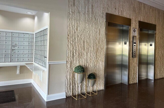 Foto del edificio - 2500 NE 135th St