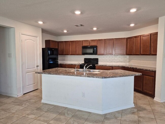 Building Photo - 6715 Hillsdale Creek Dr