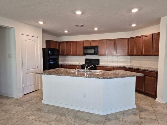 Foto del edificio - 6715 Hillsdale Creek Dr