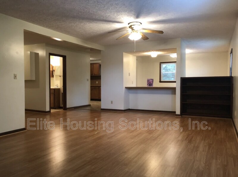 Primary Photo - 108 E Buck Ave