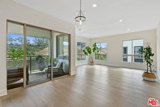 Building Photo - 12705 Bluff Creek Dr
