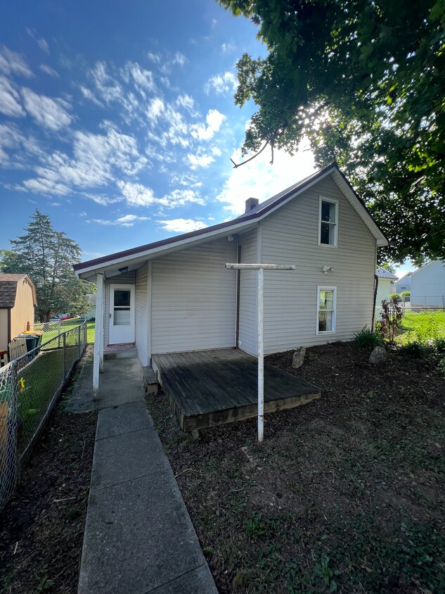 Primary Photo - 561 Center St