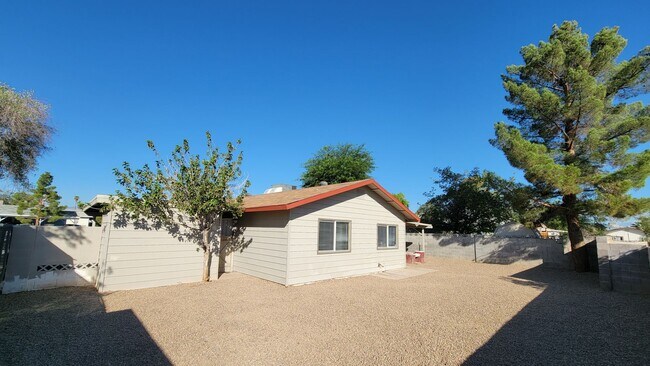 Foto del edificio - Cute 3 bedroom 1 bathroom home on a large lot